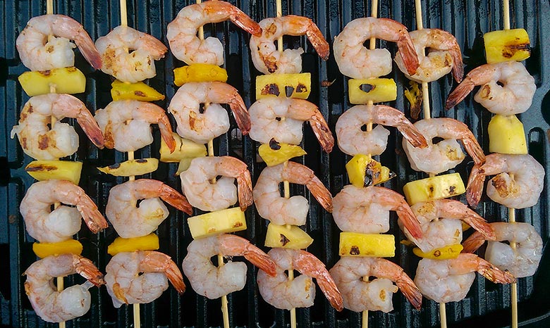 Шашлычки с королевскими креветками и манго