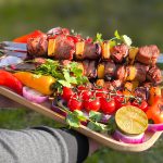Шашлык из свинины с ананасами на гриле (видео)